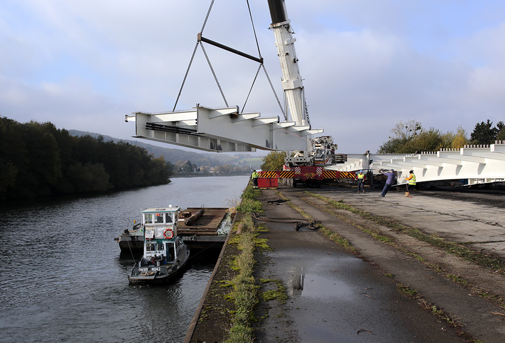 Transport et montage du nouveau pont de Luttre 