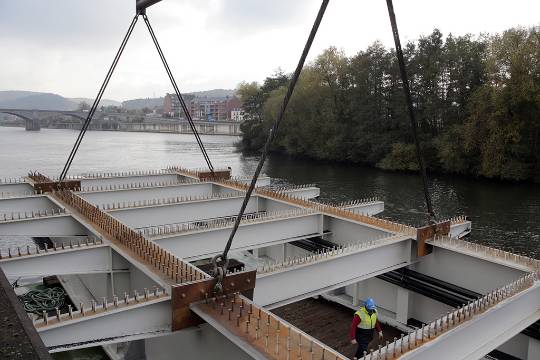 Transport et montage du nouveau pont de Luttre