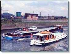 Photo de deux bateaux se croisant sur un canal