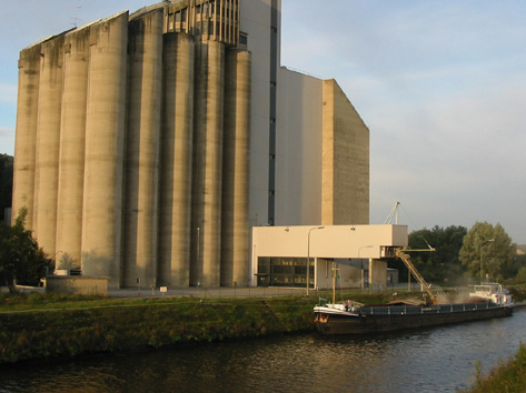 Chargement de céréales sur la Sambre Port autonome de Namur 