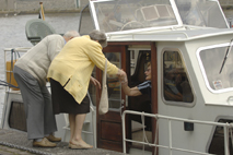 Couple montant à bord dun bateau